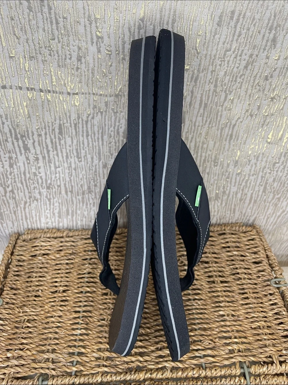 Sanuk Men’s Black Flip-Flop Sandals with Arch Support Subtle Green Tag Sz 12 New